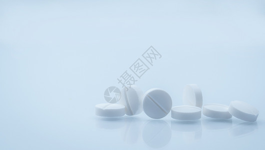 特氟林颗白色圆形药丸隔离在白色背景上 具有美丽而独特的图案和复制空间 全球医疗保健概念 药房药店的背景 医药行业背景