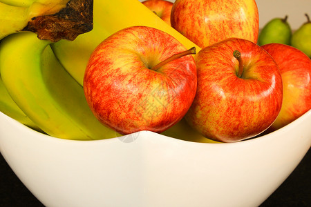 有香蕉和红苹果的白水果碗 特写 风景导向背景图片