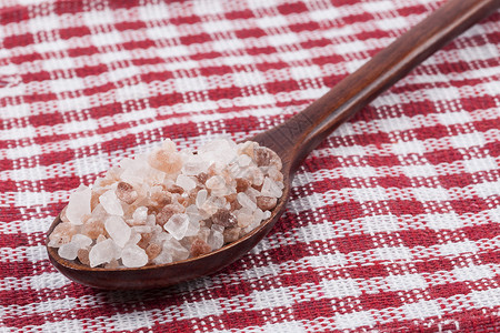 水晶格子木勺中的盐香料治疗金属身体宏观美食矿物调味品烹饪岩石背景