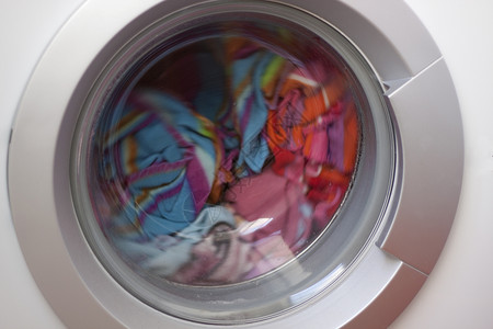 彩色洗衣红色圆形窗户旋转蓝色洗衣机背景图片