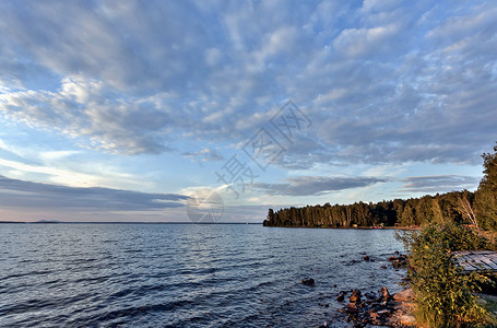 夜深湖 多云的天气反射荒野地平线场景蓝色气氛日落环境支撑海岸线背景图片
