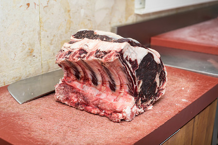 屠夫切肉板上的一块肉背景图片