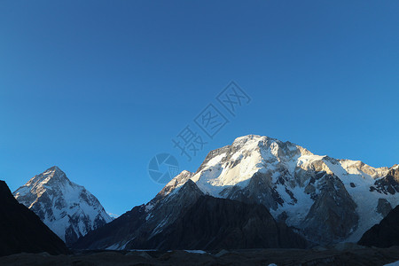 K2是世界第二高山 巴基斯坦卡拉库鲁姆山脉背包碎石崎岖戏剧性冰川荒野蓝色登山首脑顶峰背景图片