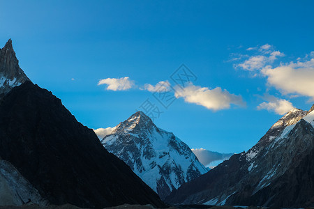 K2是世界第二高山 巴基斯坦卡拉库鲁姆山脉背包蓝色碎石天空戏剧性晴天首脑崎岖荒野风景背景图片