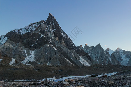 康科迪亚营地Mitre峰值在卡拉科拉姆山脉 日落时见于巴基斯坦K2 K2基地营地Concordia难民营晴天冰川蓝色碎石崎岖首脑全景高山风景背景