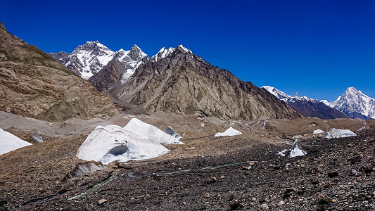 蒂鲁卡昆德拉姆K2和巴基斯坦卡拉科鲁姆山Concordia的宽峰K2和Broad Peak冰川天空蓝色旅游远足登山崎岖风景岩石戏剧性背景