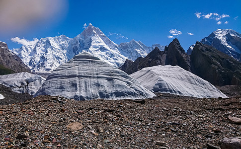 科迪亚姆K2和巴基斯坦卡拉科鲁姆山Concordia的宽峰K2和Broad Peak晴天首脑冰川远足岩石蓝色崎岖旅游风景高山背景