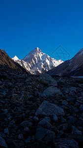 基济姆卡齐K2和巴基斯坦卡拉科鲁姆山Concordia的宽峰K2和Broad Peak风景首脑天空旅行日落石头蓝色岩石崎岖晴天背景