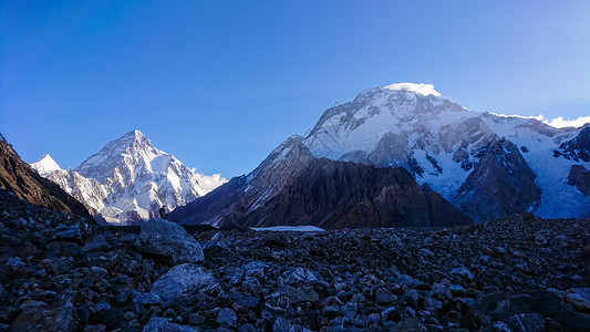 科迪亚姆K2和巴基斯坦卡拉科鲁姆山Concordia的宽峰K2和Broad Peak石头情绪风景岩石日落首脑晴天天空蓝色旅行背景