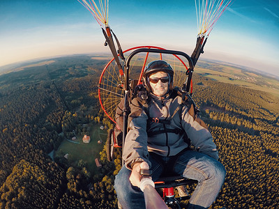 滑翔机降落伞男人高清图片