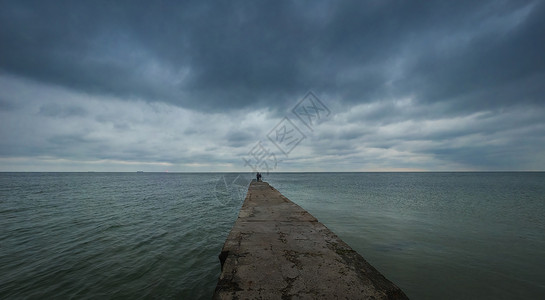 险恶乌克兰敖德萨奥特拉达海滩天气旅行暴风雨途径乌云天空旅游岩石海浪码头背景