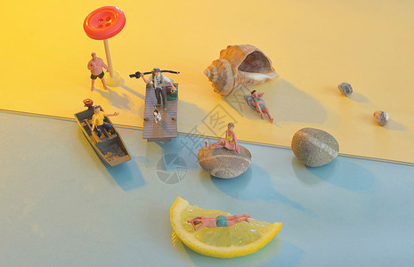 船玩具沙滩上不同的迷你人背景