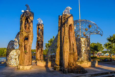 鹰图腾KRABI 泰国 2018年3月 图腾美丽的户外视图建筑学翅膀纪念碑旅行蓝色石头地区青铜城市雕像背景