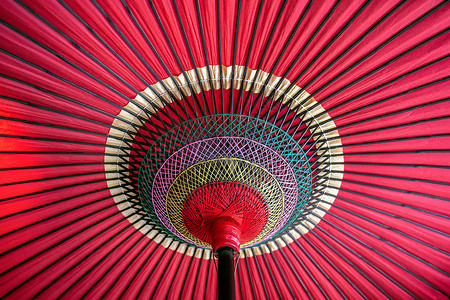 日本传统红伞装饰品魅力阴影旅行晴天遮阳棚织物手工木头阳伞背景图片