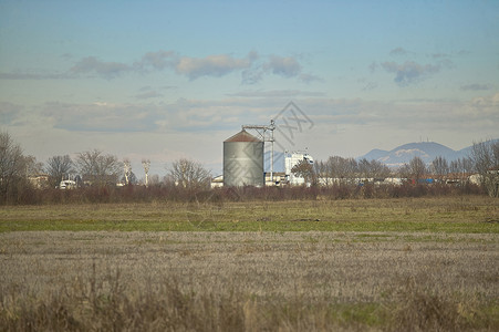 冬季乡村小麦的烘干机 (单位 千斤顶)背景图片