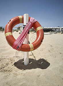 悬在海滩上的生命浮标安全绳索救援漂浮澡堂背景图片