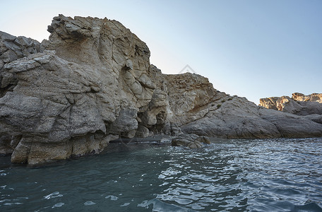 俯视海面的岩石墙壁海滩旅游海岸线石头洞穴蓝色踪迹天空岩溶海洋背景图片