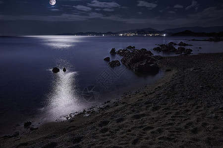 白露秋分夜一夜凉一夜一夜纯净的情感 仍然看着大海反射夜月旅游思考水坑假期海景支撑冥想天空背景