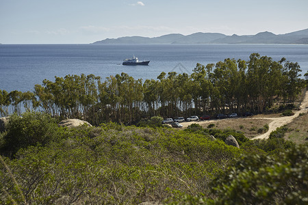 萨丁海岸一瞥灌木海岸线丘陵海景景点旅游假期树木背景图片