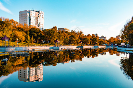 西班牙河公园俄罗斯哈巴罗夫斯克Khabarovsk  2018年9月27日 秋季的城市池塘旅行建筑学反射水域岩石木头市中心风景建筑蓝色背景