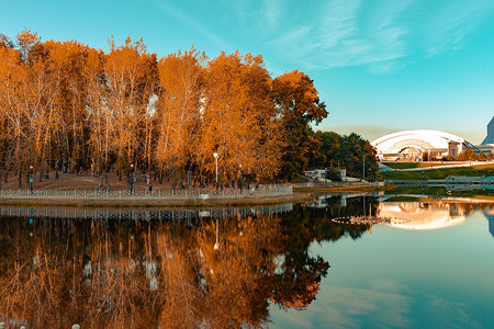 哈巴湖俄罗斯哈巴罗夫斯克Khabarovsk  2018年9月27日 秋季的城市池塘木头建筑建筑学森林景观地标蓝色水域摩天大楼公园背景