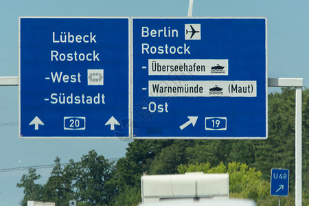 德国吕贝克德国的自动邮号栏杆出口要道汉堡立交桥极限交通标记环境方向标背景
