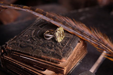 书上的戒指古董书上金环的极好背景背景背景