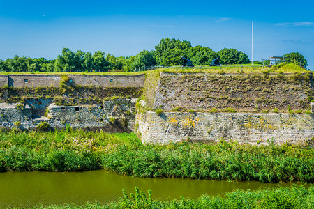 带墙墙的河流景观场景农村池塘蓝色旅行天空石头风景建筑学乡村背景图片