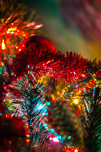 圣诞树球和金菠萝松饼背景图片