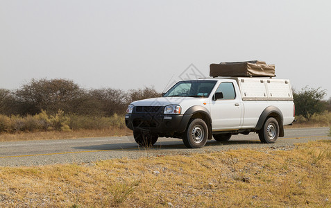 捡起在博茨瓦纳驾驶皮卡车帐篷红色运输露营者沙漠背景