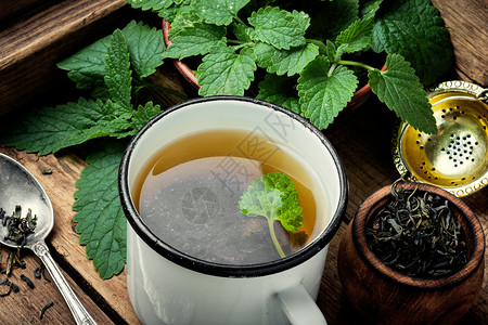 石南莓绿色美莉沙草药茶植物植物群茶碗草药饮料杯子花草热饮草本植物叶子背景