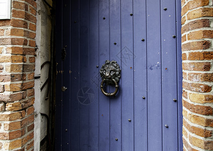 带 meta 的旧木门钥匙金属门把手铆钉木头建筑学锁孔入口房子谷仓背景图片