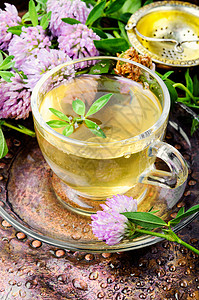 夏季草药茶 配有三叶花野花卫生杯子芳香药品饮料花草康复花瓣治疗背景图片