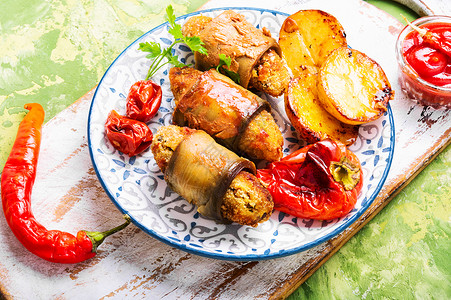 民族食品土耳其菜茄茄子煎饼蔬菜手指红色食物投标国家肉馅香料食品盘子背景