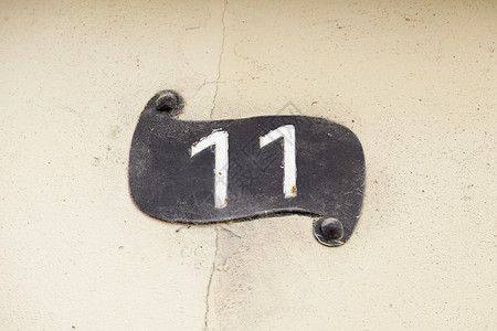 墙上11号装饰品停车场棕色盘子邮箱字体白色房子模版黑色背景图片