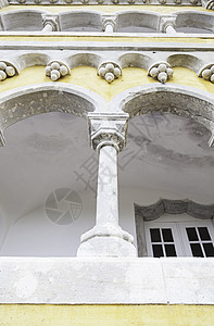 的古老黄拱门建筑学法庭入口遗产历史历史性爬坡雕刻品庭院墙壁背景图片