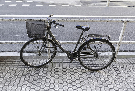 车停在城市的自行车高清图片