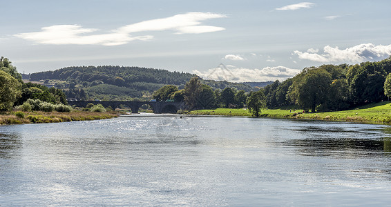 在苏格兰阿伯丁一个美好的秋天 寻找迪伊河和迪伊桥高清图片
