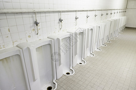 男子公共厕所小便池浴室绅士们卫生排尿座位房间制品小便陶瓷碗高清图片素材