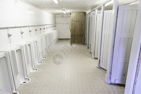 男子公共厕所男洗手间小便池托盘卫生用品男性陶瓷绅士们排尿瓷砖细菌壁橱高清图片素材