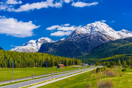 阿尔卑斯山脉 萨迈丹 马洛亚 格劳布伦登 瑞士草地沥青曲线蓝色风景车道爬坡阳光森林天空背景图片