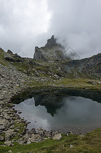 蒙特罗莎位于阿拉格纳瓦尔斯的山口附近的Corno湖背景