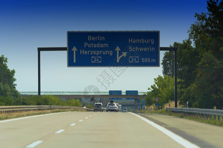 德国高速公路在云层下高清图片