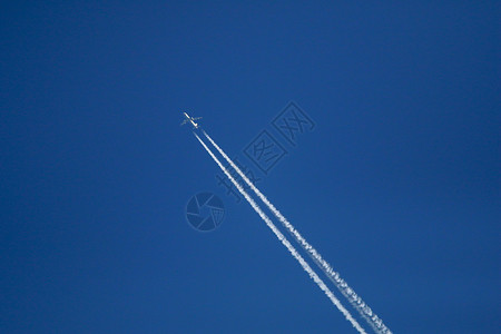 蓝色条纹标题天空中的飞机踪迹喷射标题航程运输运动假期轨迹条纹痕迹背景