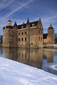鲁罗城堡在温柔的风景中城堡蓝天别墅公园护城河庄园高清图片