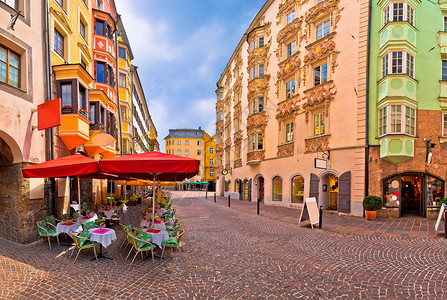 Innsbruck全景的古老街道街道爬坡教会帝国首都游客村庄天空蓝色客栈背景图片