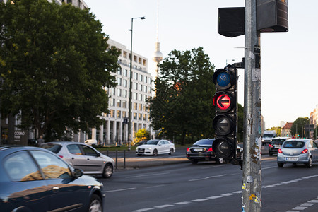 德国柏林的交通灯 步行和自行车交叉路口建筑旅游信号控制街道景观车道旅行中心路线背景