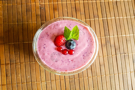 待命新鲜健康的蓝莓草莓 鲜嫩的热量低卡路里食物豆浆覆盆子蛋糕早餐美食乳饮料种子摄影水果植物背景
