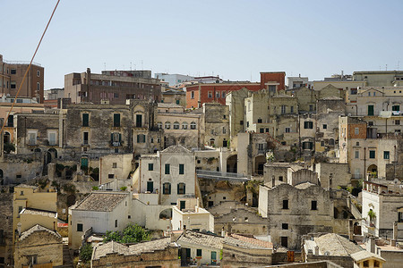 在 Matera  石头 上查看村庄古董景观峡谷城市风景全景遗产明信片窑洞背景图片