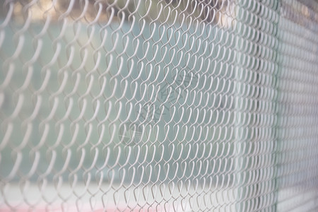 网球场上一个连链连接栅栏的网格网浅色法庭柔光单色生活方式光斑运动背景露天柔焦背景图片